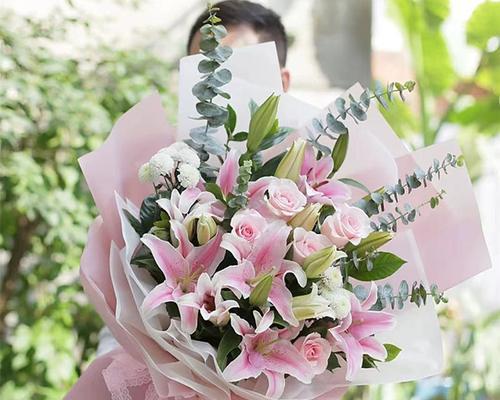 百合花的象征意义（揭示百合花在送女友时所代表的深意）