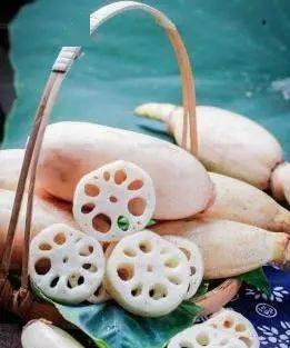 莲藕的象征意义是什么？它在文化中扮演了什么角色？