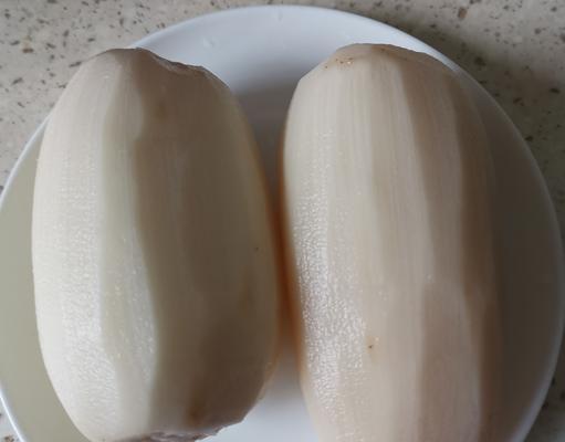 莲藕削皮技巧：如何防止变色？去皮与不去皮哪种更好？