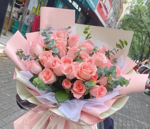 玫瑰花送给外婆的寓意是什么？选择玫瑰花时应注意什么？