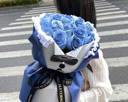 六枝白蓝玫瑰混搭的寓意是什么？混搭花束的花语解读？