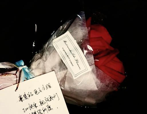 女生送玫瑰花表情背后的含义是什么？