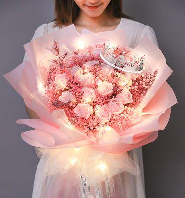 女生送玫瑰花表情背后的含义是什么？