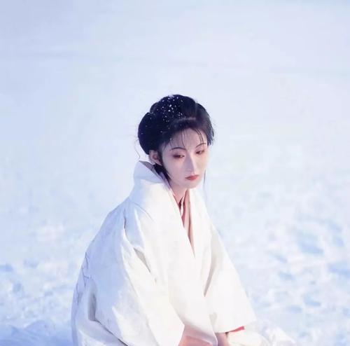 小百合在雪中舞蹈象征着什么？它传达了怎样的信息？