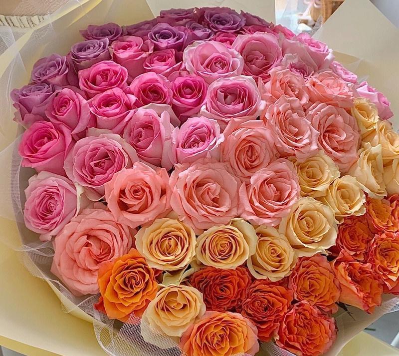 向妇女赠送玫瑰花有何深层含义？它通常代表了什么？