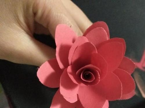 如何编织玫瑰花瓣使其更美观？