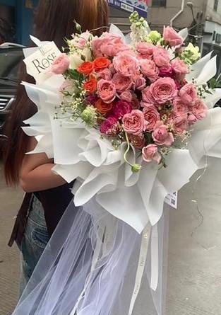 花束中玫瑰花的插花技巧是什么？