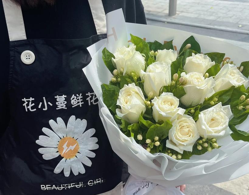 带有香味的白玫瑰代表什么含义？