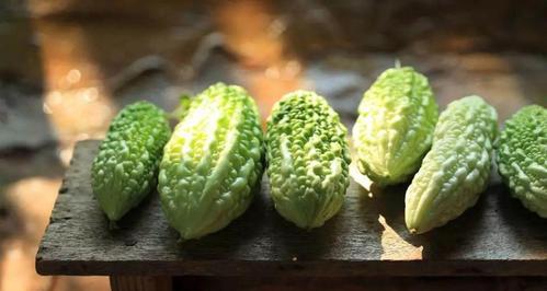 南瓜可以生吃吗？生食南瓜的营养价值和注意事项是什么？
