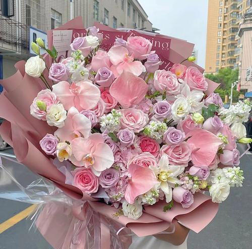 超大花束的花语和寓意是什么？它传达了怎样的情感？