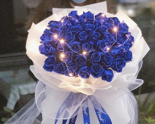 蓝玫瑰搭配洋桔梗的花语是什么？它传达了怎样的情感？