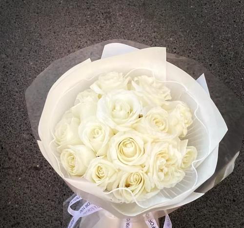 赠送白玫瑰花的寓意是什么？白玫瑰代表什么情感？