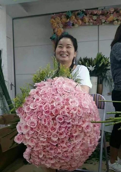 开花店时玫瑰花的养护方法是什么？
