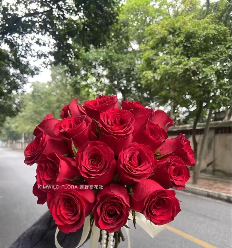 开花店时玫瑰花的养护方法是什么？