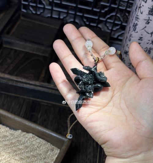 蛇盘玫瑰花的寓意是什么？如何解读这种神秘的花语？