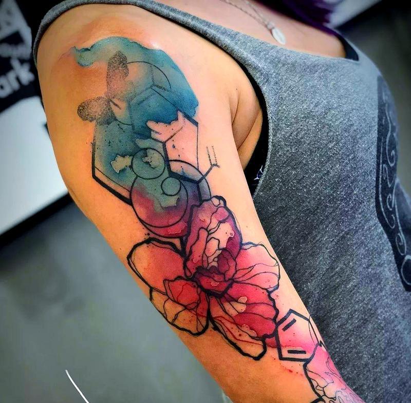 手臂纹花的意义和象征是什么？纹花图案背后隐藏的含义有哪些？