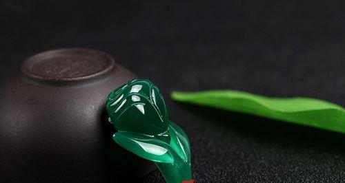 玛瑙玫瑰花吊坠代表什么含义？购买时应注意哪些问题？