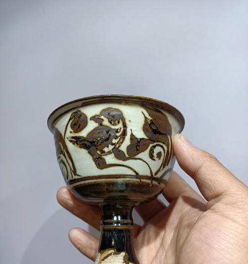 白地黑花的寓意象征是什么？白地黑花的含义有哪些？