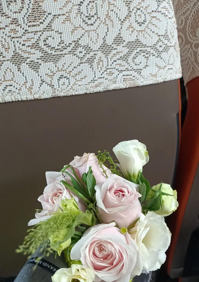 红白色手捧花代表什么？红白色手捧花的寓意是什么？