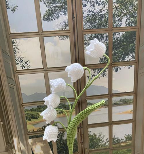 手捧铃兰假花的寓意是什么？为何选择假花？