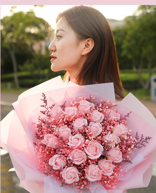 粉玫瑰手捧花的寓意是什么？粉色花紫藤花语有何含义？