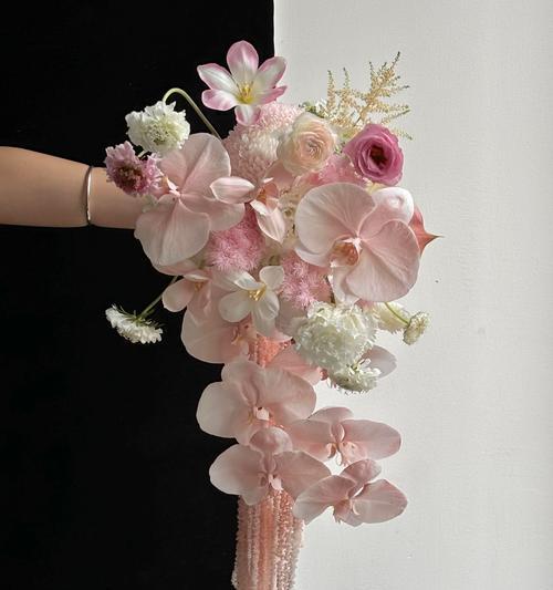 蓝色和粉色手捧花有何寓意？如何搭配手捧花颜色？