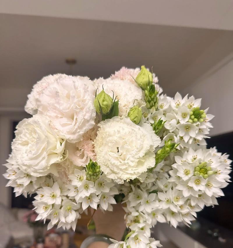 两朵合一朵手捧花代表什么？手捧花的特殊含义是什么？