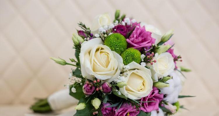 2朵玫瑰手捧花代表什么？两朵玫瑰的花语是什么？