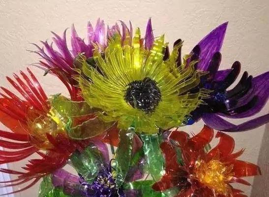 白色假花加塑料瓶有何寓意？它传递了什么信息？