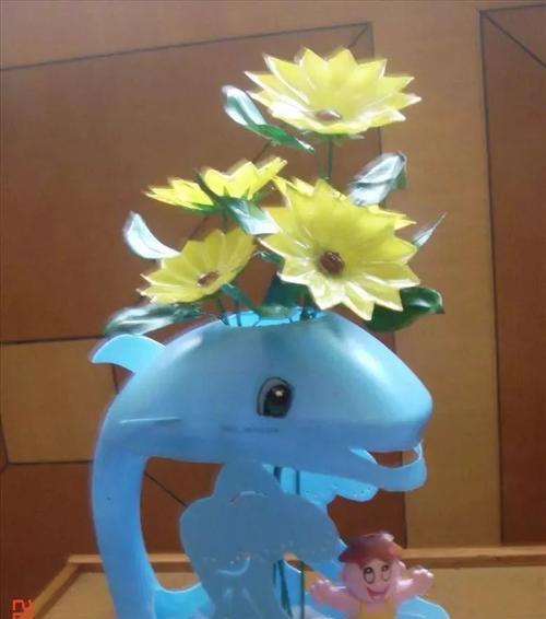 白色假花加塑料瓶有何寓意？它传递了什么信息？
