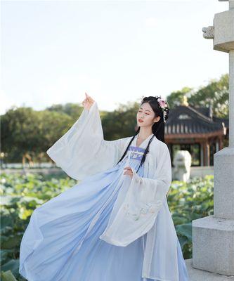 蓝色蝶恋汉服的花语是什么？