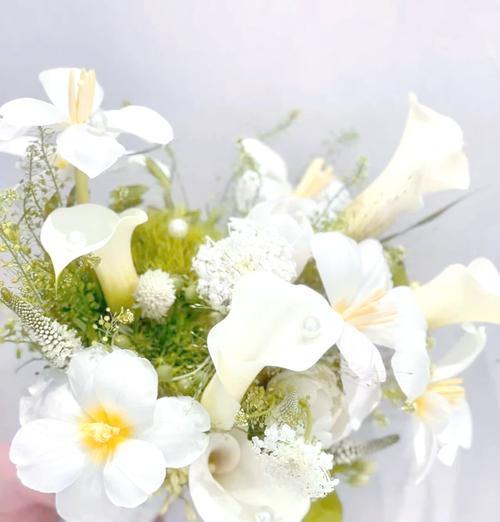 白绿橘色手捧花的花语是什么？它传递了哪些情感？