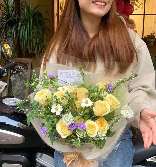 白绿橘色手捧花的花语是什么？它传递了哪些情感？