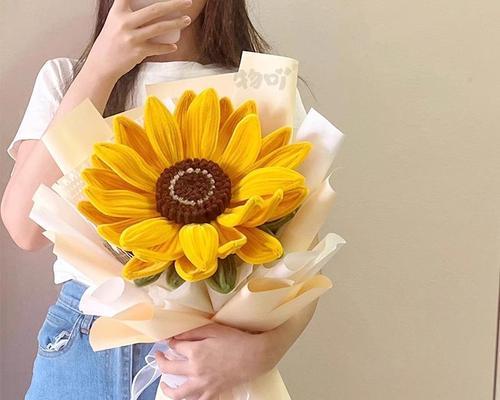 向日葵娃娃花束代表什么？手捧向日葵娃娃的寓意是什么？