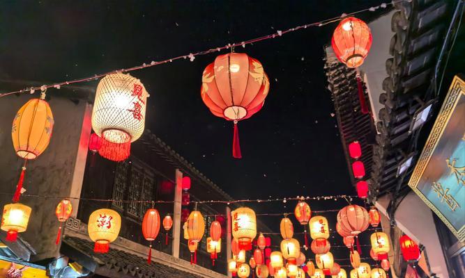 春节灯笼花的象征意义是什么？