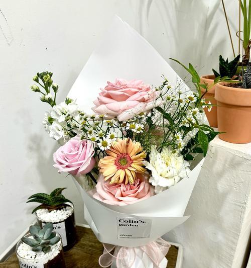 一束花三种颜色代表什么？三种色彩花束的含义是什么？