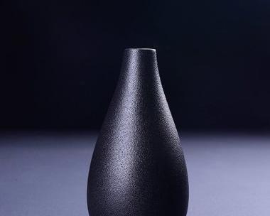 黑色花瓶插一朵花代表什么？黑色花瓶的花语是什么？
