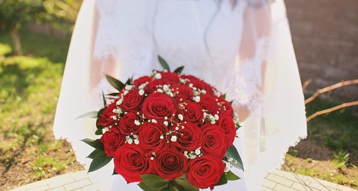 新娘手捧玫瑰花代表什么？玫瑰花在婚礼中的寓意是什么？