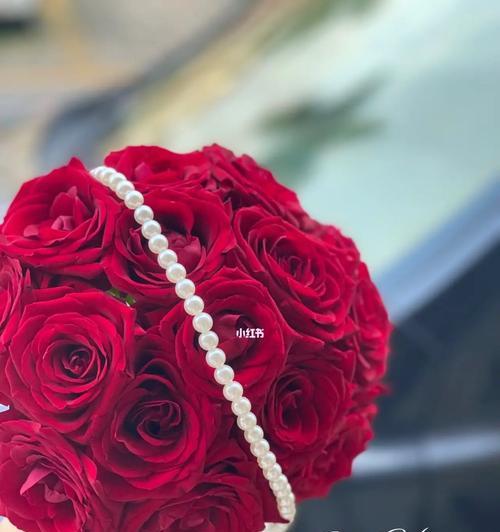 新娘手捧玫瑰花代表什么？玫瑰花在婚礼中的寓意是什么？