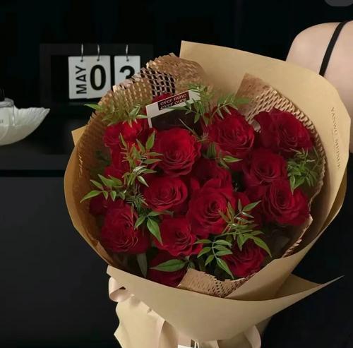 红玫瑰花送给长辈有何寓意？红玫瑰花语在送礼中代表什么？