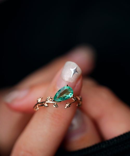 金色花藤戒指有何寓意？缠绕式设计的花藤戒指象征什么？